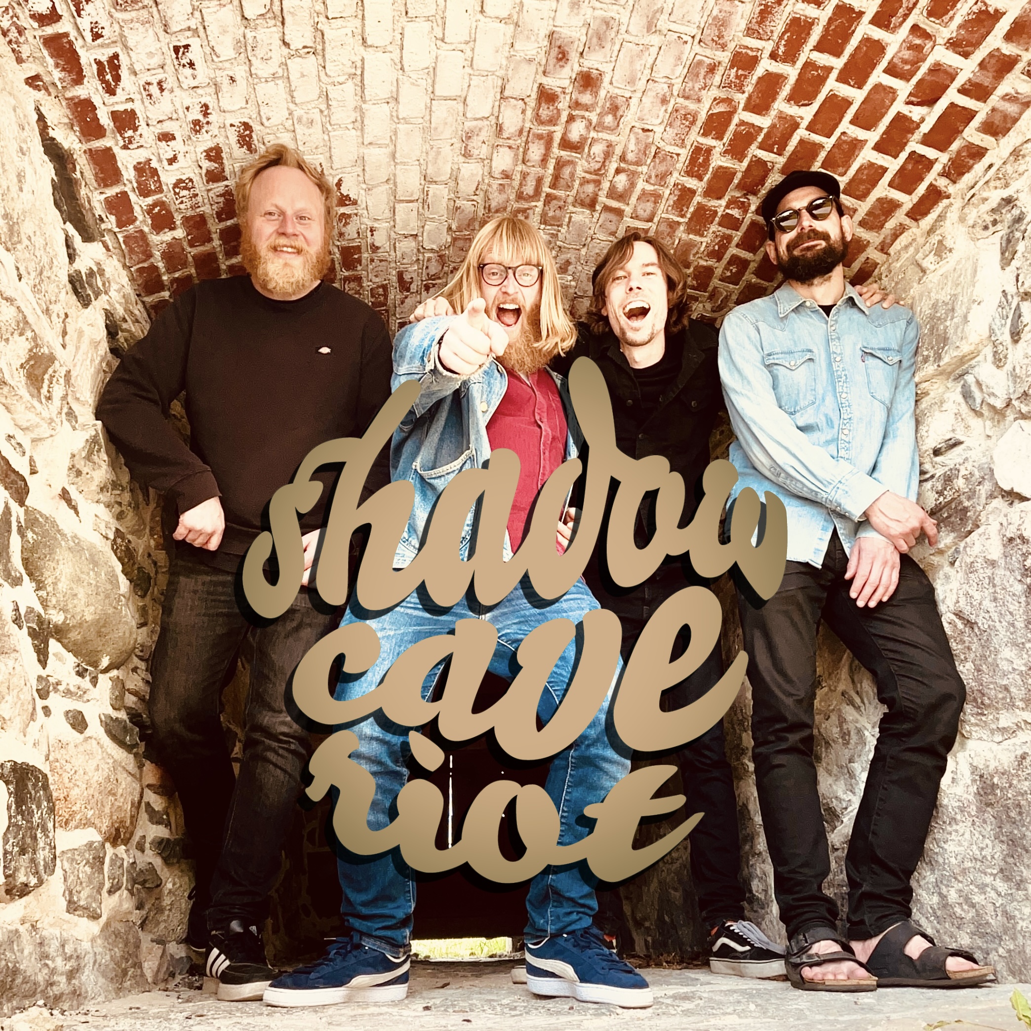 Shadow Cave Riot i neonlys